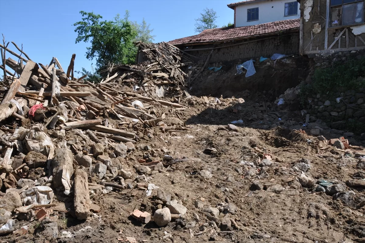 Amasya'da aşırı yağış nedeniyle çöken ahırdaki 2 büyükbaş hayvan telef oldu