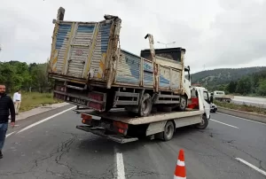 ANKARA (AA) – Başkent'te devrilen kamyonetin taşıdığı tonlarca karpuz yola