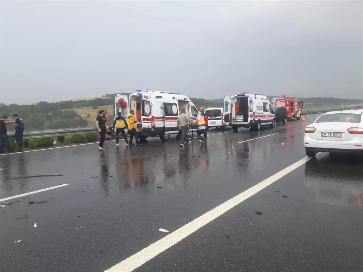 Balıkesir'de bariyerlere çarpan hafif ticari araçtaki bir çocuk öldü, 4 kişi yaralandı