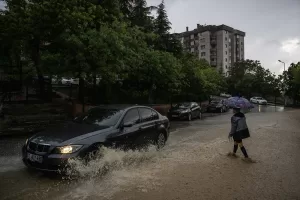- AFAD, kentte sağanağın akşam saatlerine kadar sürmesinin beklendiğini bildirdi