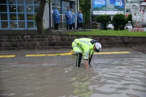 ANKARA (AA) – Başkentte etkili olan sağanak nedeniyle Kızılay-Keçiören metro