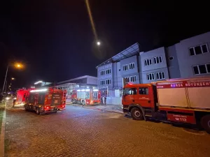 BURSA (AA) – Bursa'da bir kauçuk fabrikasında çıkan yangın söndürülmeye