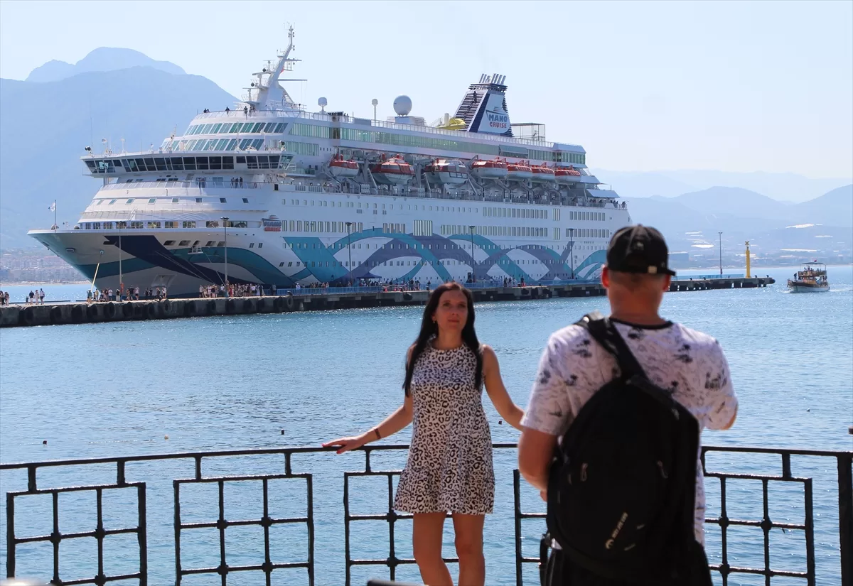 “Crown İris” kruvaziyeri 1650 İsrailli turistle Alanya'ya geldi