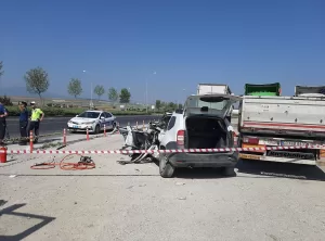 DENİZLİ (AA) – Denizli'nin Çardak ilçesinde park halindeki tıra çarpan