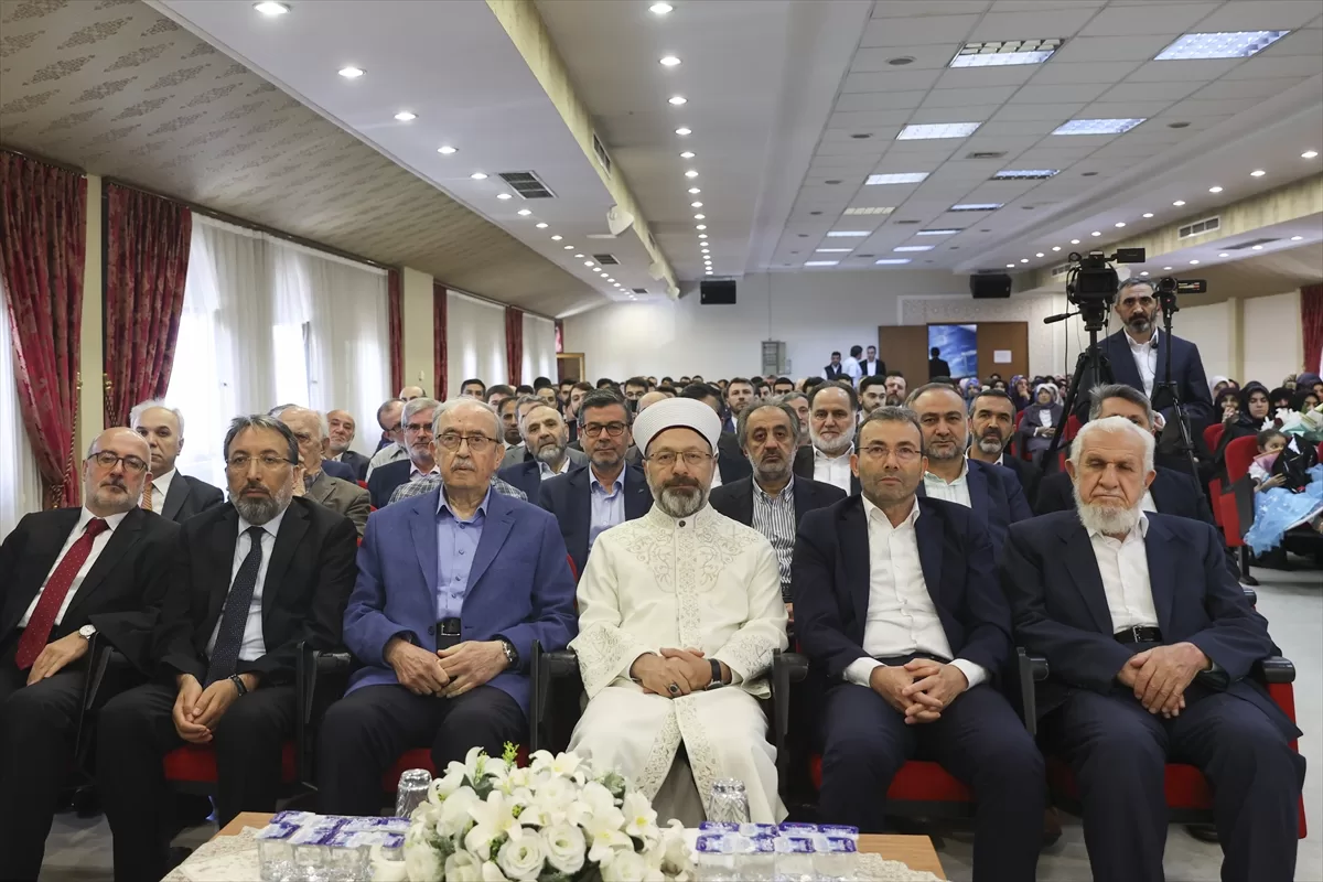 Diyanet İşleri Başkanı Erbaş, Haseki Dini Yüksek İhtisas Merkezi'nin mezuniyet programına katıldı