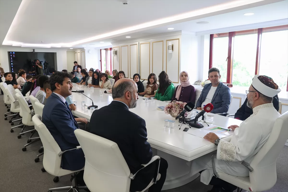 Diyanet İşleri Başkanı Erbaş, öğrencilerle bir araya geldi