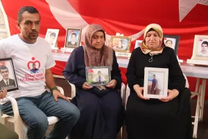 DİYARBAKIR (AA) – Dağa kaçırılan çocukları için HDP il binası