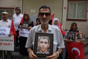 DİYARBAKIR (AA) – Diyarbakır annelerinin, dağa kaçırılan çocukları için HDP