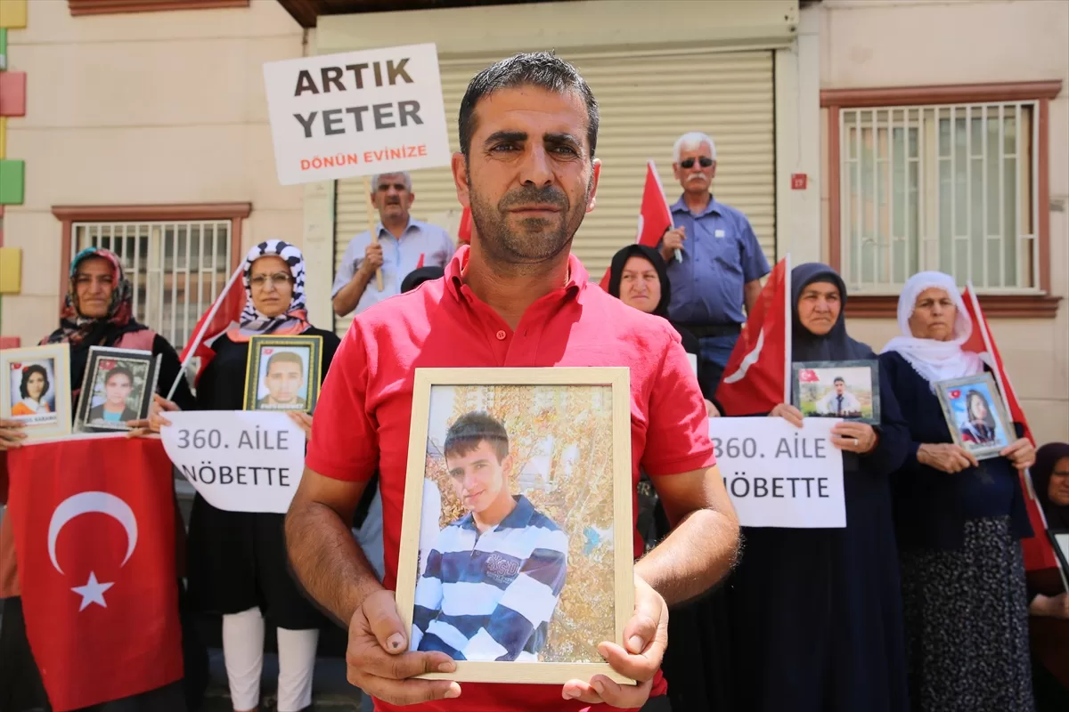 Diyarbakır'da annelerin başlattığı “evlat nöbeti”ne bir aile daha destek verdi