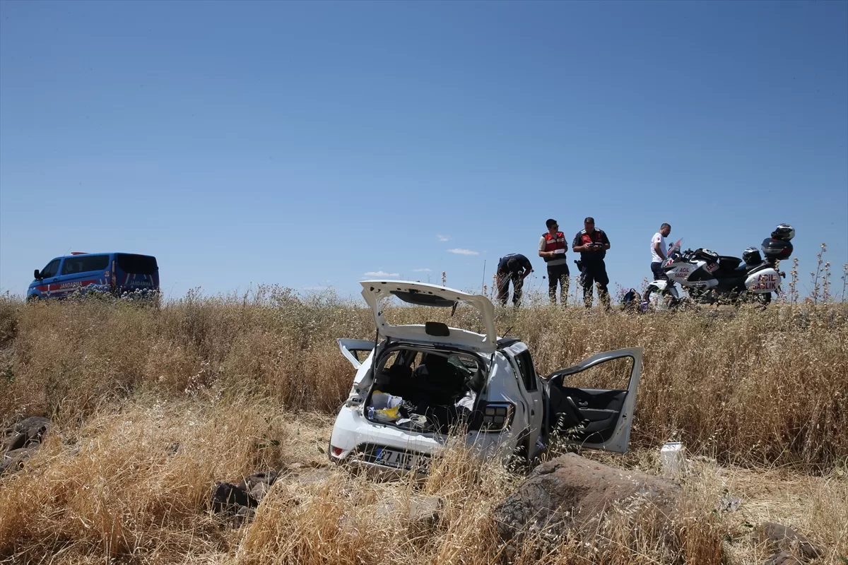 Diyarbakır'da şarampole devrilen otomobildeki aynı aileden 4 kişi yaralandı