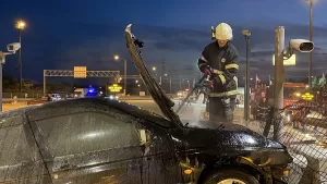 EDİRNE (AA) – Edirne'de TEM otoyolu gişeleri duvarına çarptıktan sonra