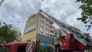 İSTANBUL (AA) – Esenler'de binanın çatısında çıkan yangına itfaiye ekiplerince