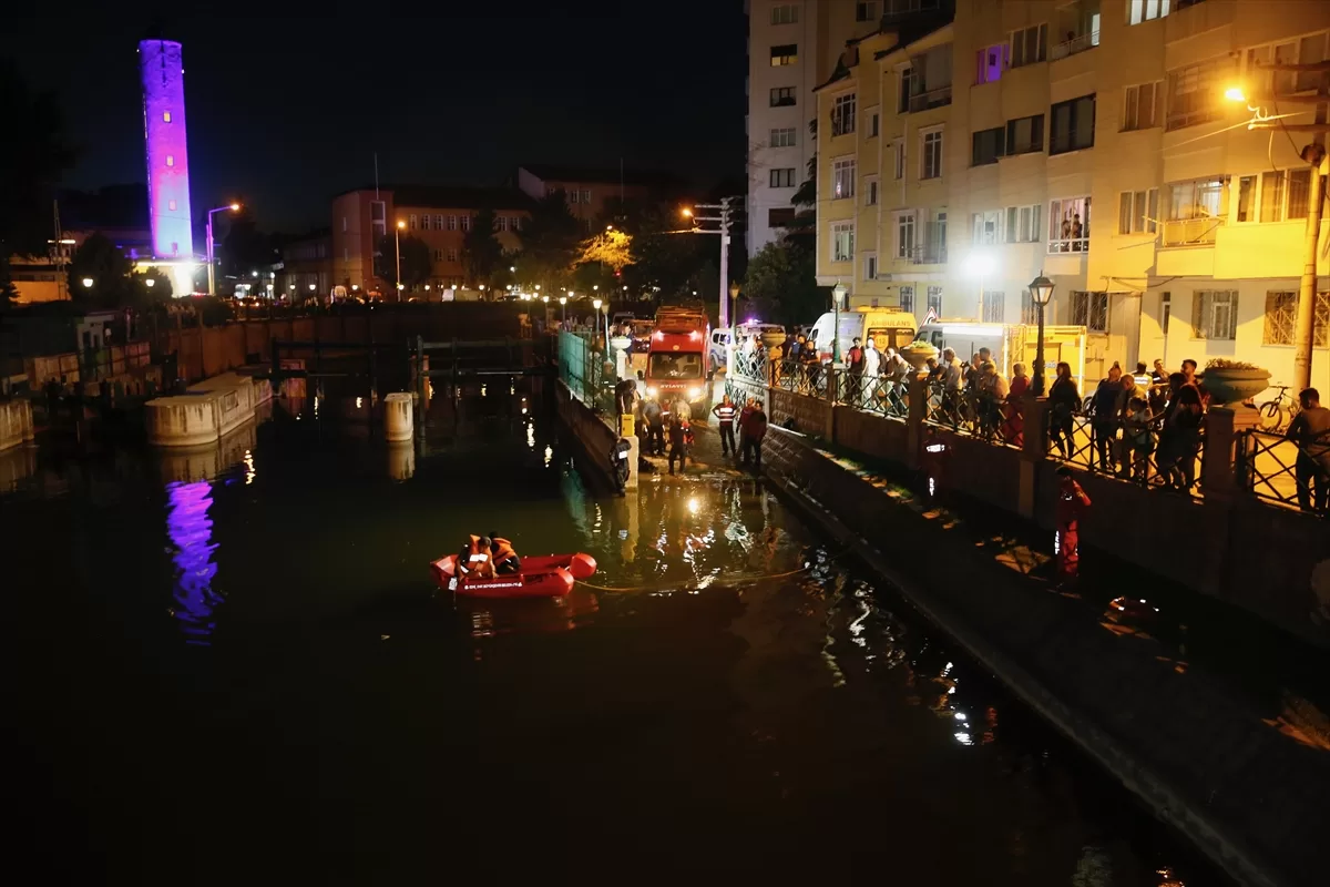 Eskişehir'de Porsuk Çayı'na giren iki kişiden biri boğuldu