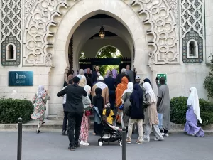 PARİS (AA) – Fransa'nın başkenti Paris'te, Müslümanlar, Kurban Bayramı namazını,