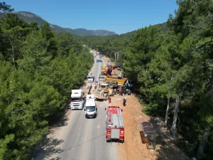 MUĞLA (AA) – Muğla'nın Bodrum ilçesinde hafriyat yüklü kamyonunun minibüsün