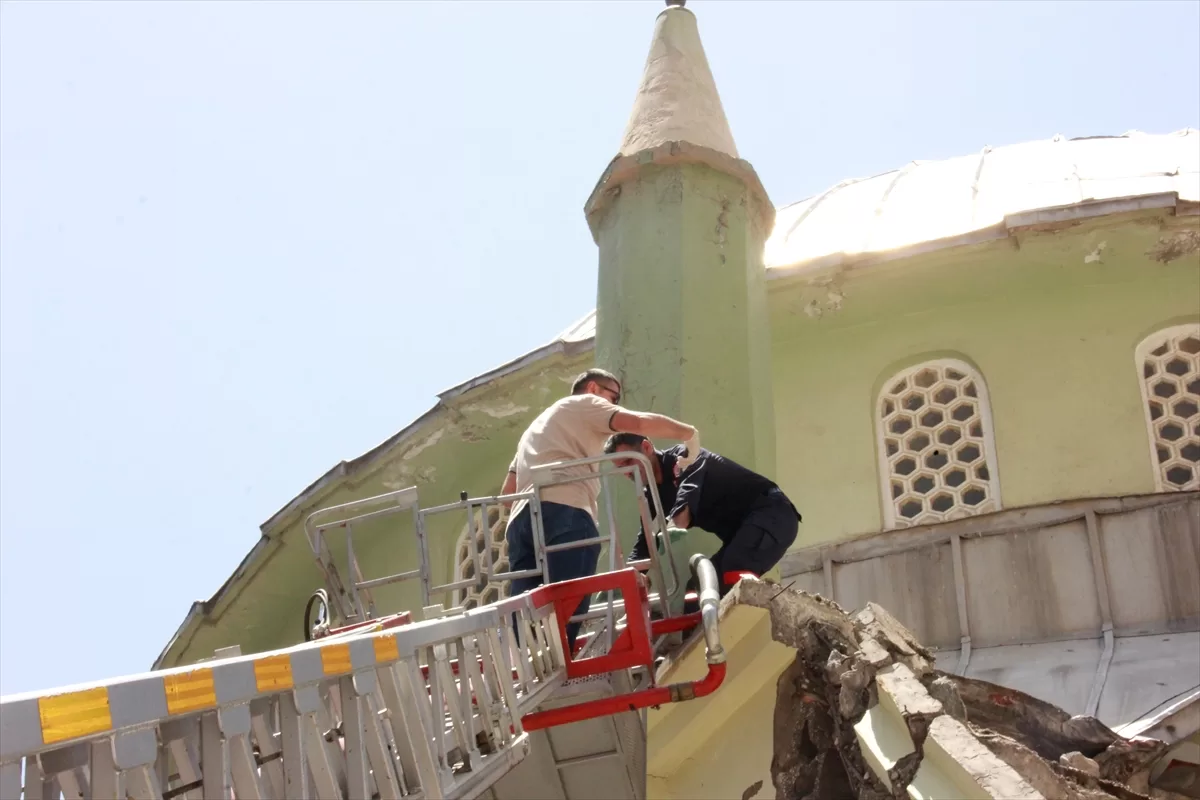 Hakkari'de yıkımına başlanan caminin çatısındaki yavru güvercinleri ekipler kurtardı