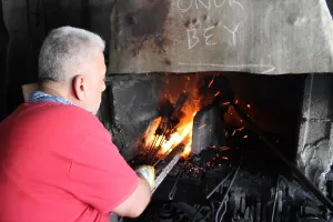 HATAY (AA) – Hatay'da depremzede demirci ustaları, Kurban Bayramı dolayısıyla
