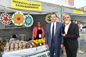 MERSİN (AA) – Kahramanmaraş merkezli depremlerden etkilenen Hatay'daki afetzede esnaf,