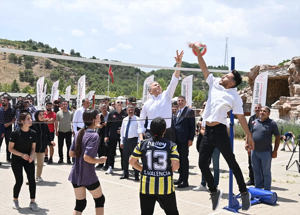 İçişleri Bakanı Yerlikaya, Adıyaman'da depremzede gençlerle bir araya geldi