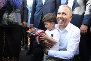 DİYARBAKIR (AA) – İçişleri Bakanı Ali Yerlikaya, Diyarbakır'da vatandaşlarla bir