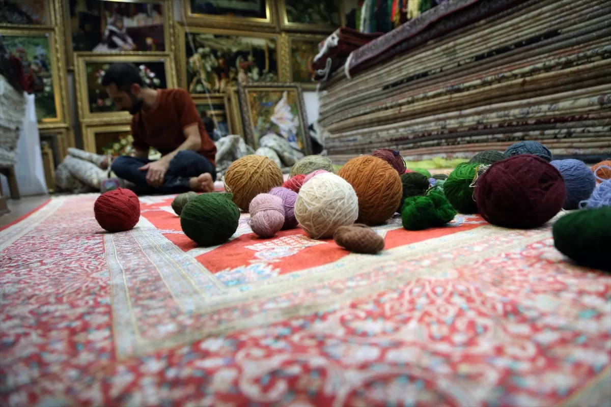 İranlı halı tamircileri, yıpranmış el dokuması halıları adeta “yeniden hayata döndürüyor”