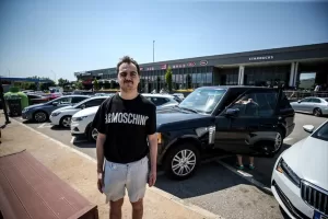 - Trafiğin İzmir'e gidiş yönünde yoğunlaştığı otoyoldaki dinlenme tesisleri dronla