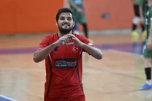 - İstanbul temsilcisi, 6-4 kazandığı ilk maçın rövanşında rakibini 8-2