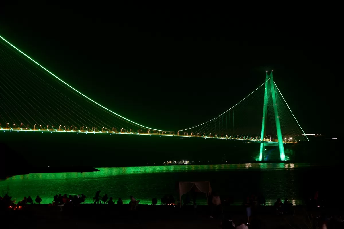 İstanbul'da iki köprü “skolyoz farkındalığı” için ışıklandırıldı