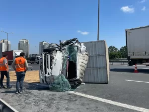 İSTANBUL (AA) – İstanbul'da minibüse çarpıp devrilen kamyonun sürücüsü yaralanarak