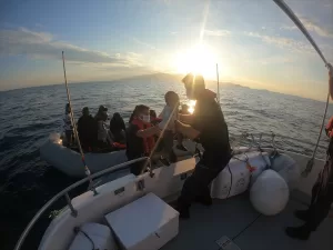- Dikili ilçesi açıklarındaki bir başka olayda lastik botta bulunan
