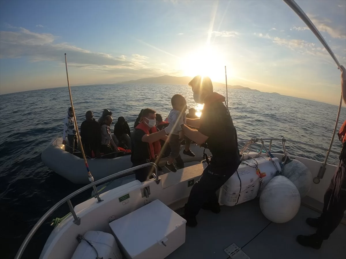İzmir açıklarında lastik bottaki 17 düzensiz göçmen kurtarıldı