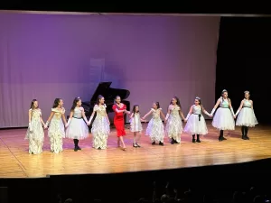 - Dansçı minikler, yıl sonu gösterisinde ilk kez görme engelli