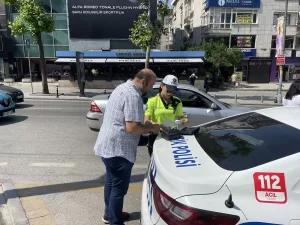 İSTANBUL (AA) – Kadıköy'de dron destekli trafik denetimi yapan ekipler,