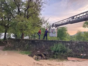 KARABÜK (AA) – Karabük'ün Eskipazar ilçesinde, taşkın nedeniyle bahçelerinde mahsur