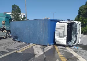 İSTANBUL (AA) – Kartal'da bariyerlere çarpıp devrilen kamyonun sürücüsü yaralanarak