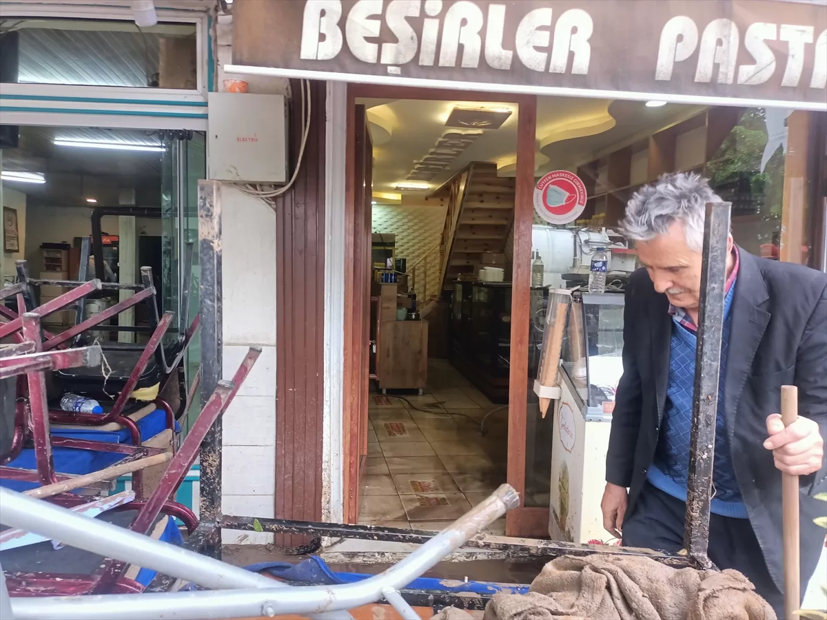 GÜNCELLEME – Kastamonu'da etkili olan sağanakta bazı ev ve iş yerlerini su bastı