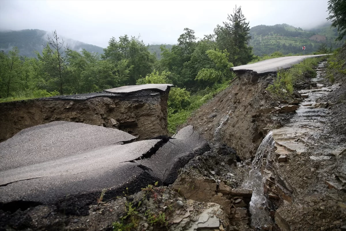 Kastamonu'nun Çatalzeytin ilçesinde 5 köyü ilçeye bağlayan grup yolu çöktü