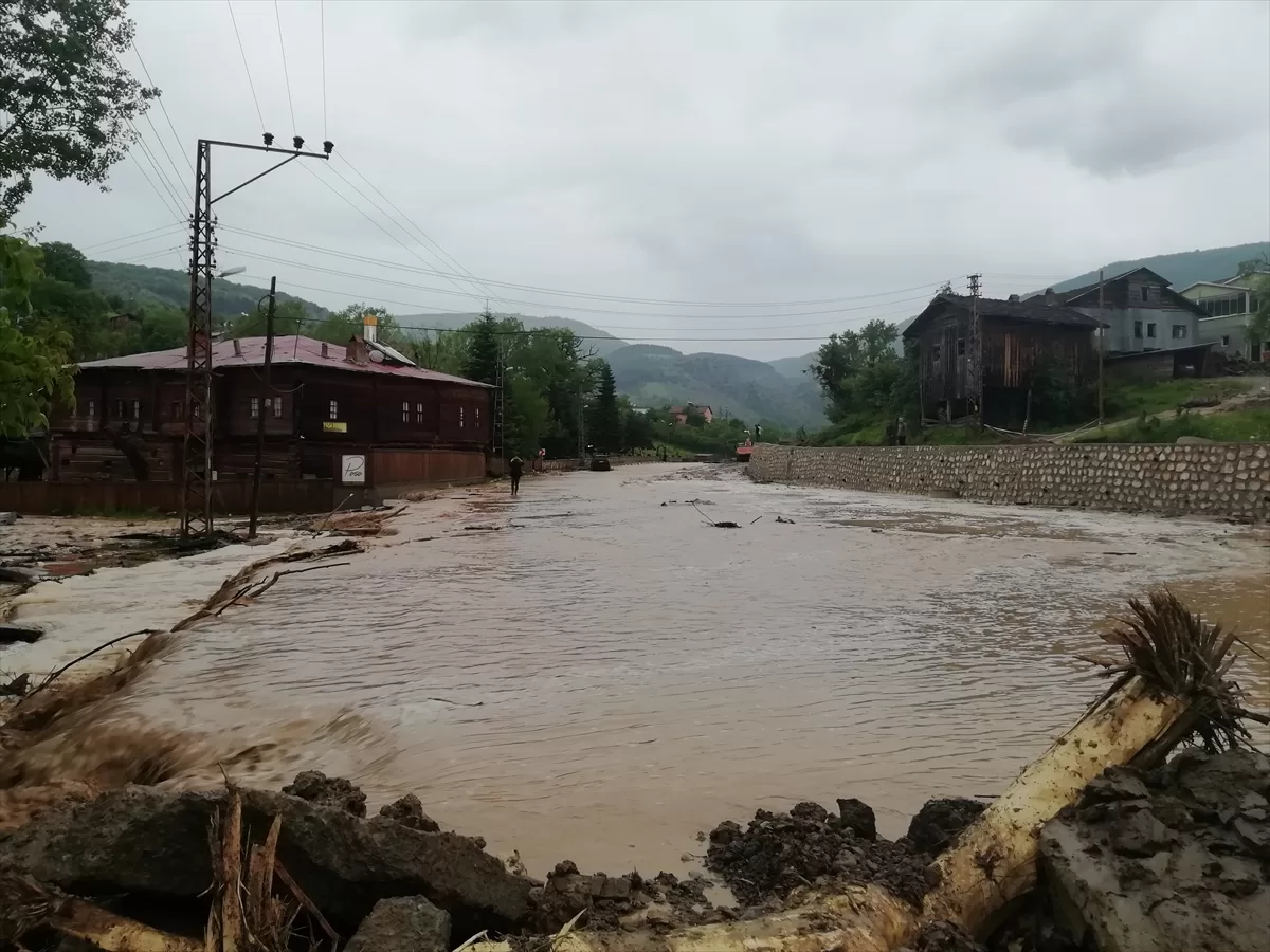 GÜNCELLEME – Kastamonu'nun Pınarbaşı ilçesinde sağanak su baskınlarına neden oldu