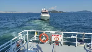 İSTANBUL (AA) – Kınalıada açıklarında makine arızası nedeniyle sürüklenen tekne,