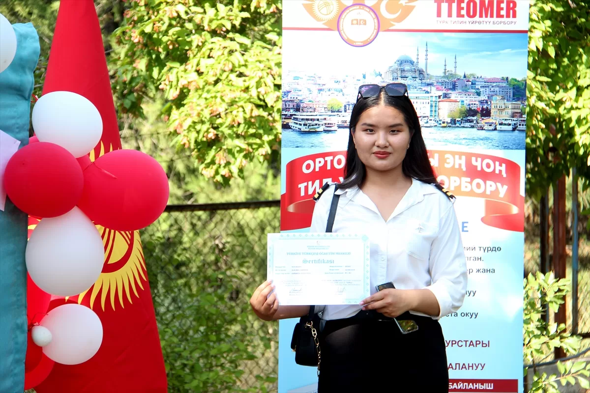 Kırgızistan'da Türkçe kursunu tamamlayan 3 bin 835 kursiyere sertifika verildi