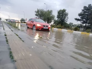 KIRKLARELİ (AA) – Kırklareli'nin Lüleburgaz ilçesinde sağanak yaşamı olumsuz etkiledi.