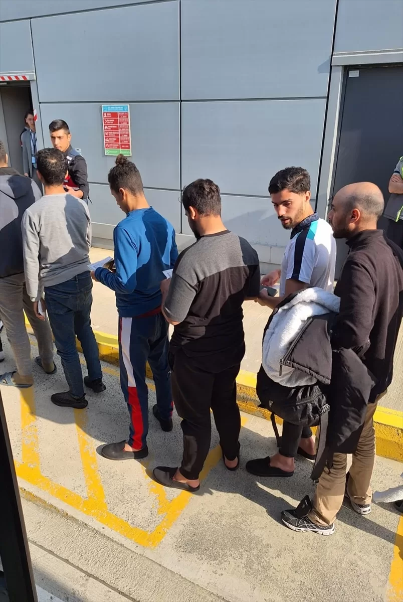 Kocaeli'de 20 düzensiz göçmen sınır dışı edildi