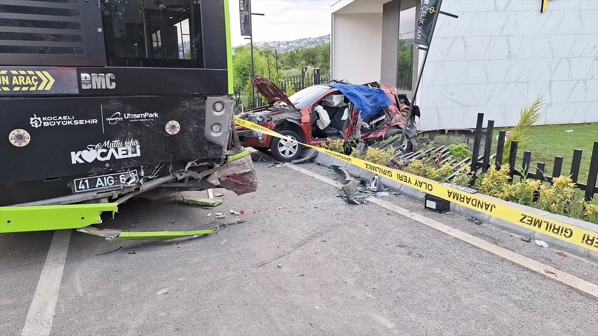 Kocaeli'de belediye otobüsüyle çarpışan otomobilde 3 kişi öldü, 3 kişi yaralandı
