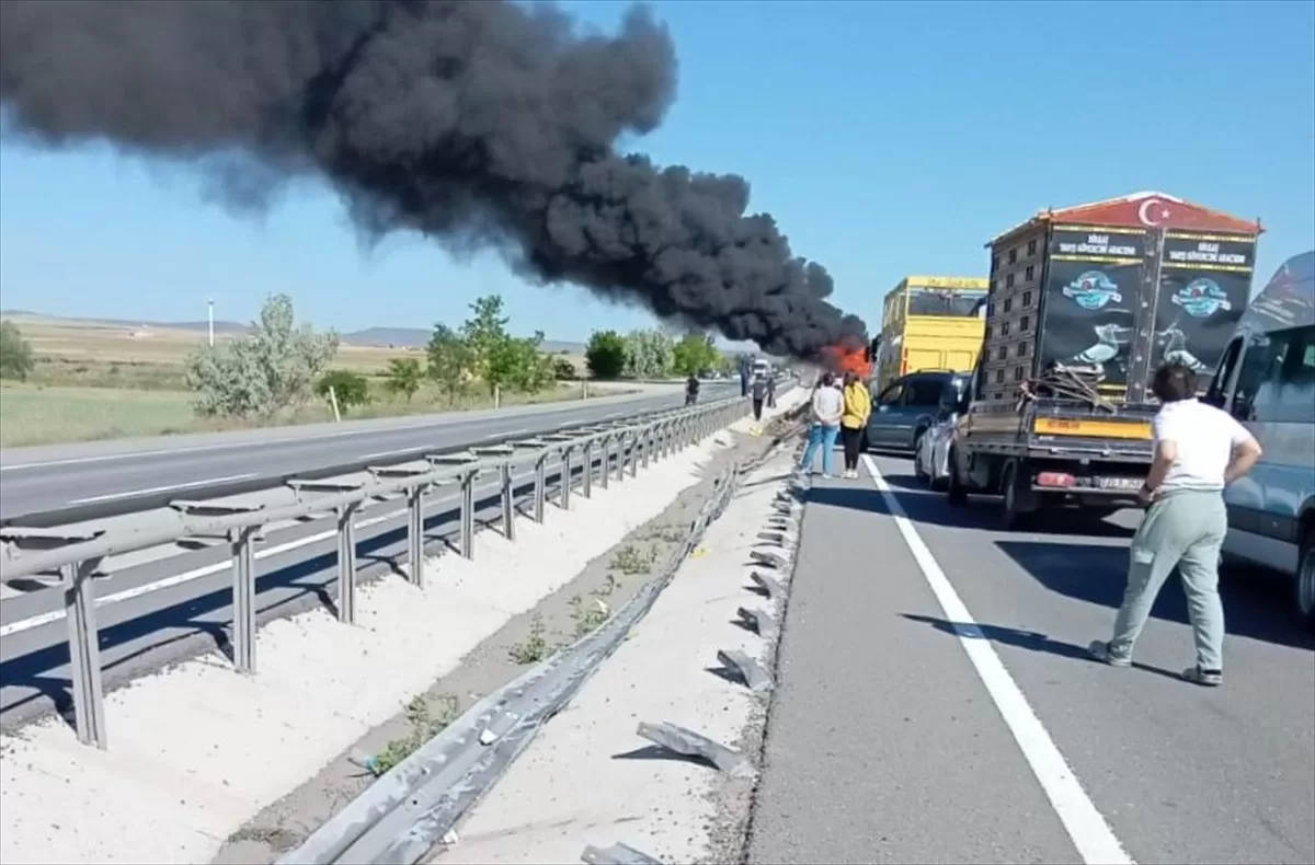 Konya-Ankara kara yolunda yanan tır ulaşımı aksattı
