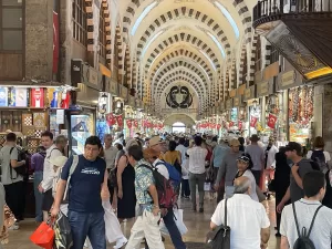 İSTANBUL (AA) – Eminönü'ndeki Mısır Çarşısı'nda Kurban Bayramı öncesi alışveriş