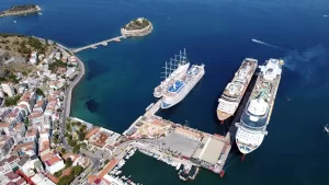 AYDIN (AA) – Kruvaziyer turizminin önemli merkezlerinden Aydın'ın Kuşadası ilçesine