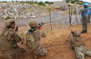 BEYRUT (AA) – Lübnan'ın güneyinde bazı vatandaşların, İsrail'in sınıra çektiği