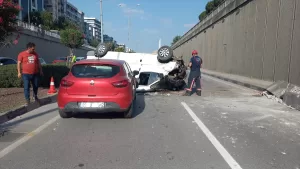 MANİSA (AA) – Manisa'nın Yunusemre ilçesinde, minibüsün üst geçitten düşmesi