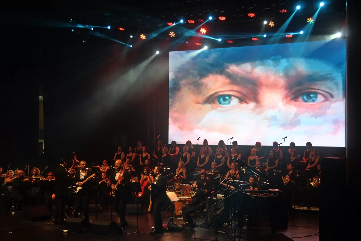 Mersin'de çocukların eğitimine destek için senfonik pop konseri verildi