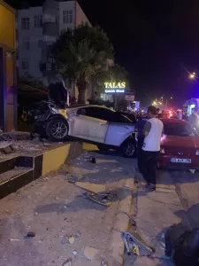 MERSİN (AA) – Mersin'in Erdemli ilçesinde iki otomobilin çarpışması sonucu